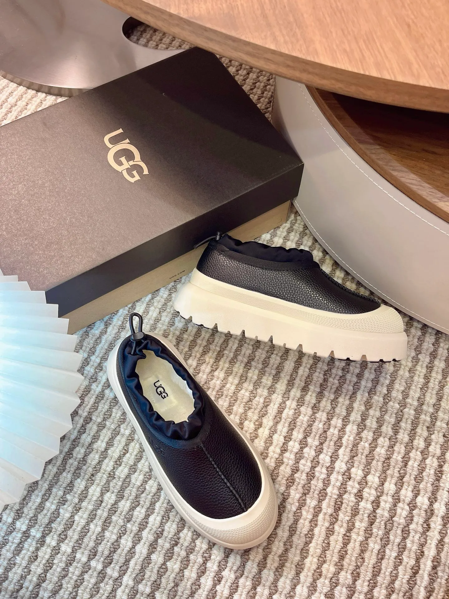 [UGG] P: 520💰 Couple shoes Size: 35-44 [Wang Yibo's same style] UGG2025 new winter style Tasman fashion shoes for men and women 1144096 Ugg new fur shoes for autumn and winter, snow boots, same style for men and women ~ Handsome slip-on, lazy shoes, super easy to put on and take off ~ Suede cowhide fabric ~The soles are molded from original soles, not cheap rubber foam, but made of modern material. The characteristics of this material are that it is light, wear-resistant and non-slip. The outsole has a clear logo imprint, which is comparable to that of a store~